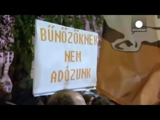 Венгрия: противники налога на интернет забросали офис правящей партии компьютерными деталями