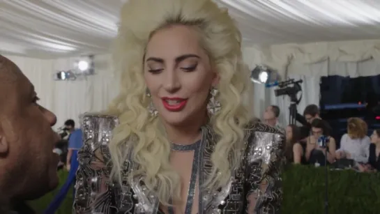 2016 // Lady Gaga > Met Gala [Tapis rouge] (Gagavision.net)