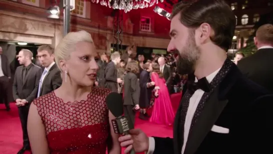 2015 // Lady Gaga > British Fashion Awards [Tapis rouge] (Gagavision.net)