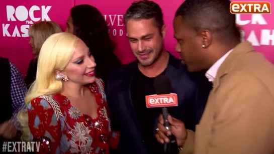 2015 // Lady Gaga > Avant-première Rock The Kasbah - Extra TV [Tapis rouge] (Gagavision.net)