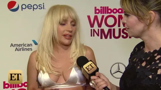 2015 // Lady Gaga > Women In Music - ET [Tapis rouge] (Gagavision.net)