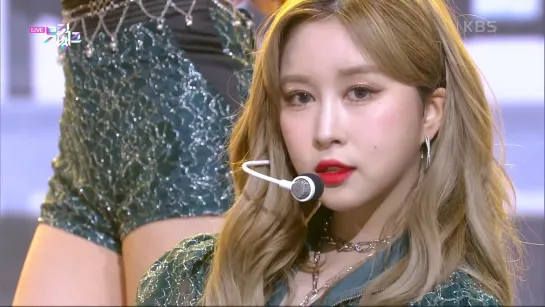 WJSN (우주소녀) – UNNATURAL [Show Music Bank 16.04.2021]