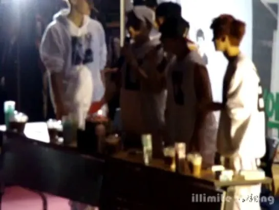 [FANCAM] 130614 EXO @ Gimpo Fansign (2)