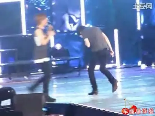 [Fancam] Heechul got hit on the eyes by fan's board