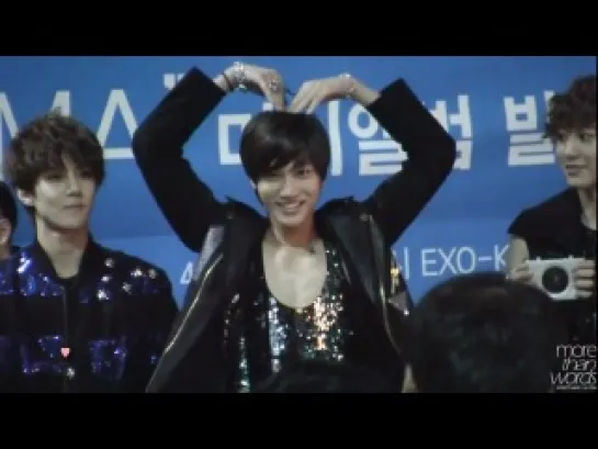 [Fancam] 120428 KAI - heart sign to fans @ Fansign Event