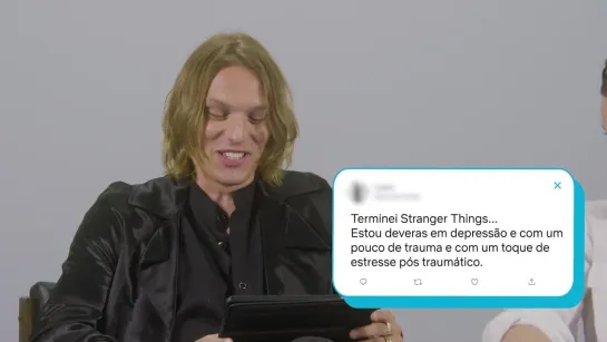 Joseph Quinn and Jamie Campbell Bower reading Twitter in Portuguese