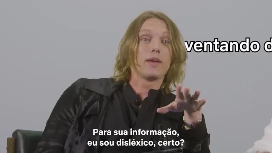 Joseph Quinn and Jamie Campbell Bower reading Twitter in Portuguese