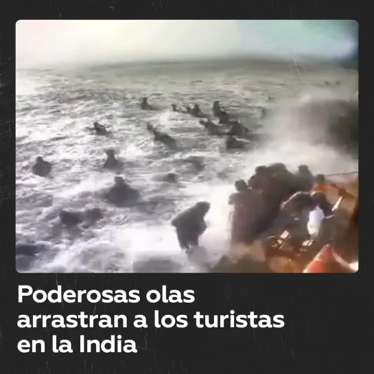 Poderosas olas arrastran a los turistas fuera de una playa al oeste de la India