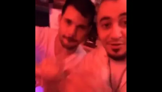 Taylor Lautner brincando com seu amigo na festa de Frank Coraci