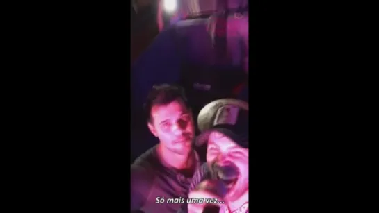 Taylor Lautner cantando Dont Stop Believin em Nashville (LEGENDADO)