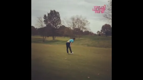 Taylor Lautner saltando no ar em um Golf de Nashville 24102015