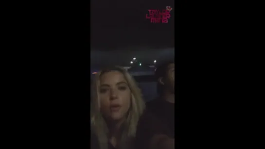 Vídeos de Taylor Lautner com amigos e Ashley Benson no Horror Nights (LEGENDADO)