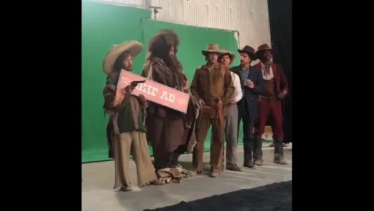 Taylor Lautner com elenco de Ridiculous Six nos set de filmagens