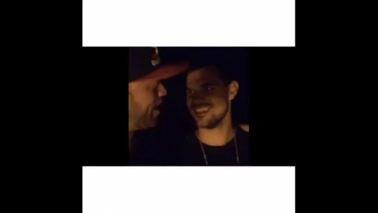 Taylor Lautner cantando  com seus amigos em Montana 26082015