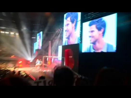 Taylor Lautner in Manila(1)