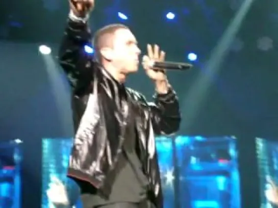 Rihanna & Eminem- «Love The Way You Lie» (Live in Staples Center)