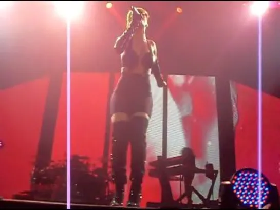 Rihanna - «Live Your Life»  (Live in Belfast)