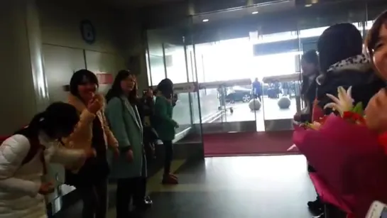 14.03.09 Beijing Airport Fancam - Lee Seung Gi [qdnoHss7JkU]