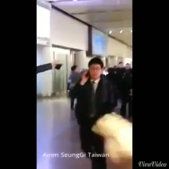 14.03.07 Beijing Airport Fancam - Lee Seung Gi [Aocny6E1ABc]