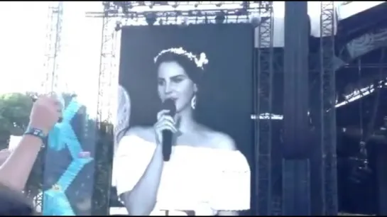 Lana Del Rey – Cruel World (Live @ «Festival des Vieilles Charrues»)