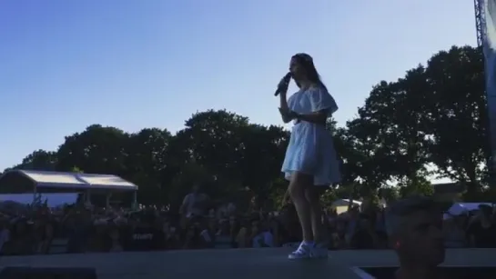 Lana Del Rey – Cruel World (Live @ «Festival des Vieilles Charrues»)