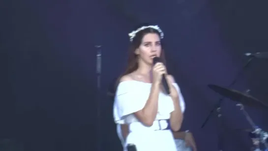 Lana Del Rey – Blue Jeans (Live @ «Festival des Vieilles Charrues»)