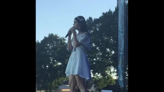 Lana Del Rey – Born To Die (Live @ «Festival des Vieilles Charrues»)