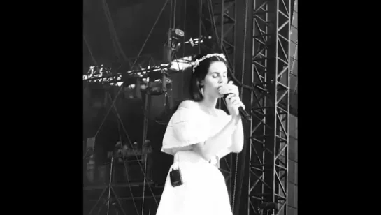 Lana Del Rey – Born To Die (Live @ «Festival des Vieilles Charrues»)