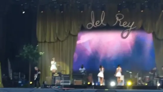 Lana Del Rey – Freak (Live @ «Festival des Vieilles Charrues»)