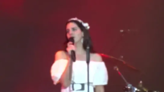 Lana Del Rey – Summertime Sadness (Live @ «Festival des Vieilles Charrues»)