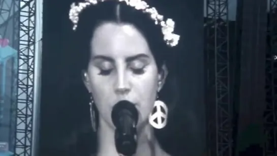 Lana Del Rey – Video Games / Off To The Races (Live @ «Festival des Vieilles Charrues»)