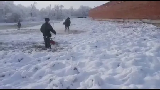 В армии косят траву при любой погоде