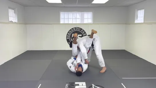 Marcos Tinoco - Which foot do I put on the hip to pull guard؟