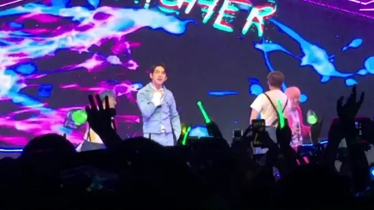 [FANCAM] 160711 Джуниор и Марк - Higher @ Концерт «Fly» в Лос-Анджелесе (США).