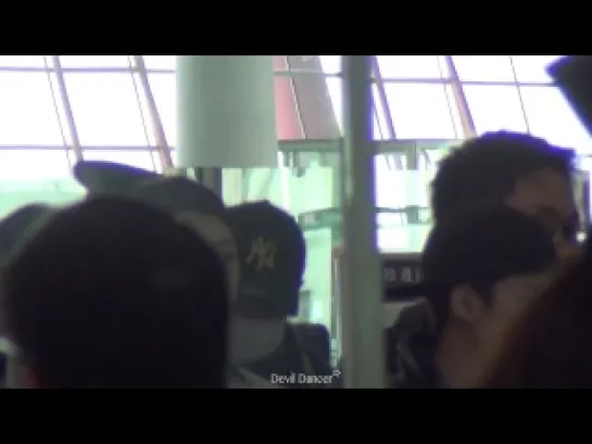 [FANCAM] 131019 Kai Focus @ Beijing Airport