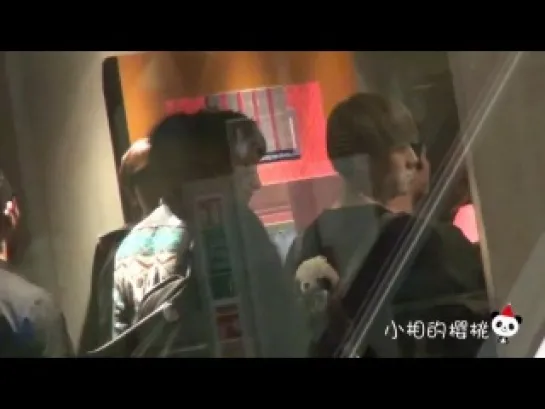 [FANCAM] 121126 Tao & Sehun Focus @ Suvarnabhumi Airport Thailand