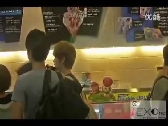 [FANCAM] 120608 EXO-M Buying Ice Cream @ Incheon Airport