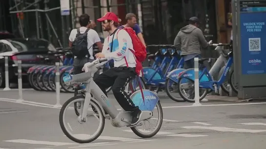 Spotted Jared Leto flashes a peace sign ✌️ while riding a bike in NYC