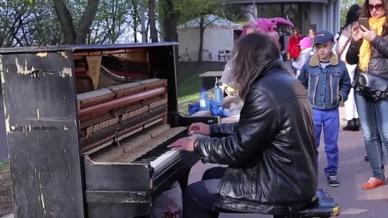 Man plays piano in street, people were shocked