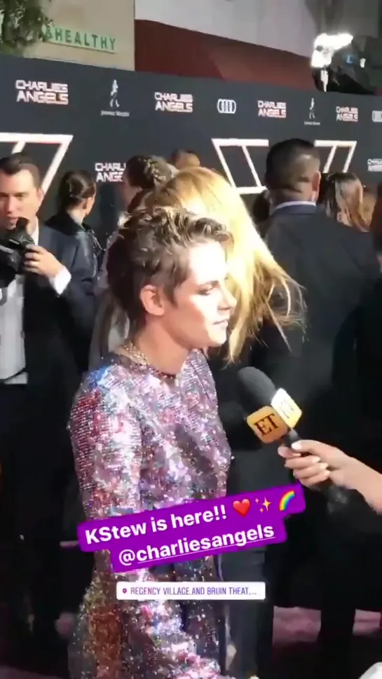 Kristen sendo entrevistada na Premiere de CharliesAngels - November 11