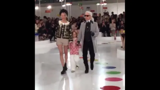 Кристен на показе Chanel в Сеуле (04/05)