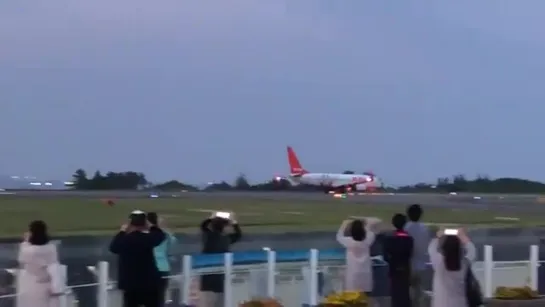 静岡空港からソウルに向けて離陸指しましたー - 静岡空港 チェジュ航空 ラッピング機 東方神起