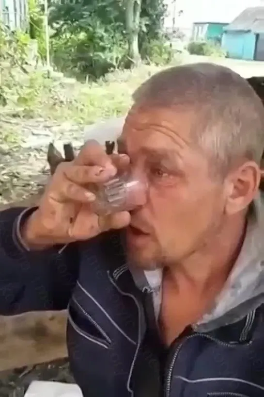 Пьёт водку носом