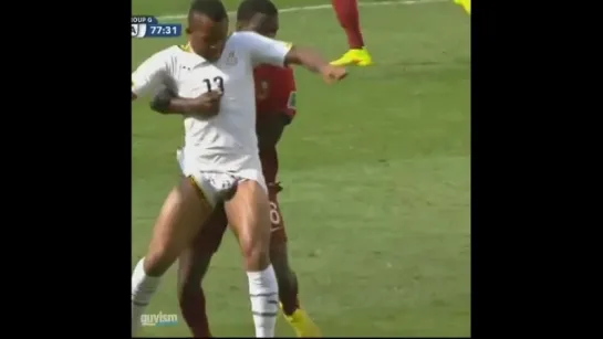 Jugador de ghana se le ve todo-Down his short