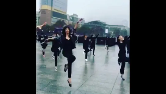 sophie marceau Petits pas de danse lors d'un flashmob à Guangzhou !