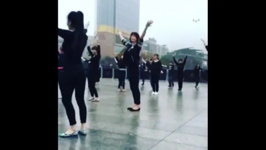 sophie marceau Petits pas de danse lors d'un flashmob à Guangzhou !