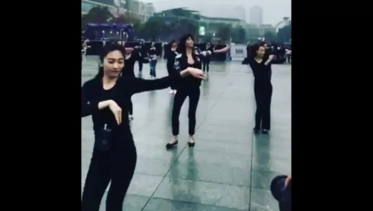 sophie marceau Petits pas de danse lors d'un flashmob à Guangzhou !