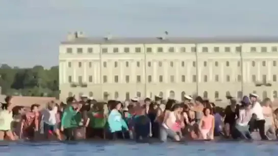 флешмоб - танцы на воде!