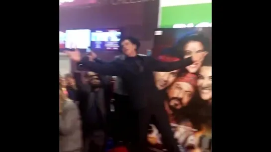 #SRK   &  #Kajol  at  #Cineworld  dancing  #Gerua     #DilwalePromotion