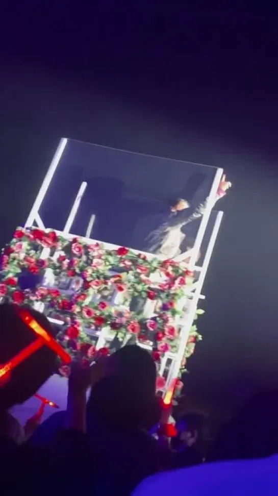 changmin on the moving cart - - MAN its hard to sneak videos in japanese events